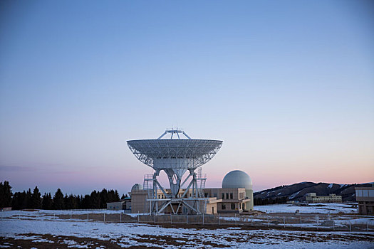 新疆南山天文台博格达峰日出下的射电望远镜