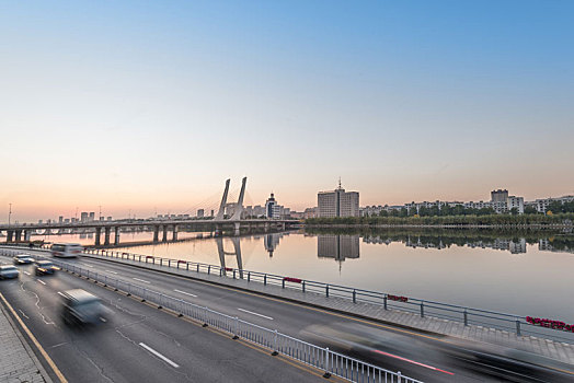 秋季中国抚顺夕阳下的跨河大桥道路