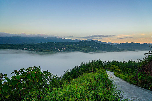 重庆酉阳,雨后白雾满山岗