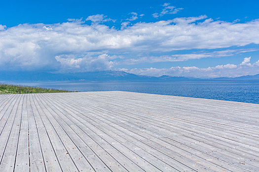 木板平台和山川湖泊风光