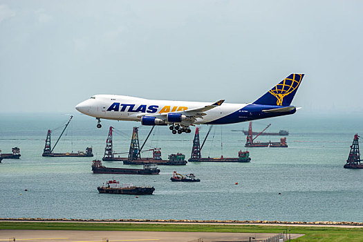 一架美国亚特拉斯航空的货运飞机正降落在香港国际机场