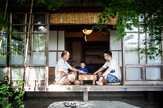 两个,日本人,男人,小男孩,坐在地板上,门廊,传统,日式房屋,玩