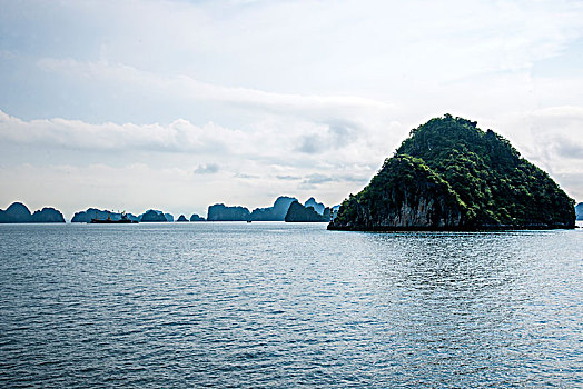 越南广宁鸿基市下龙湾海上石林