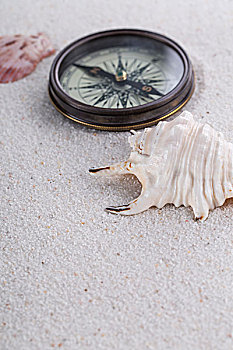 休闲旅游,耳机和指南针,贝壳,在白色的沙滩上