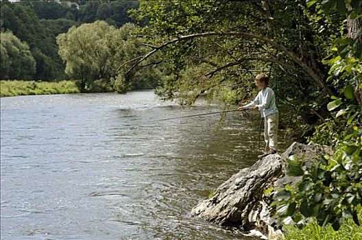 男孩,钓鱼,伏尔塔瓦河,靠近,南,波希米亚,捷克共和国