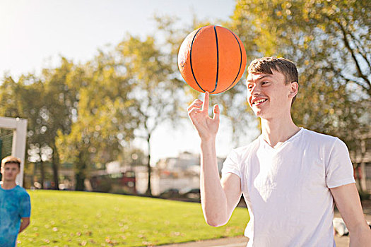 微笑,男青年,篮球手,平衡性,篮球,手指
