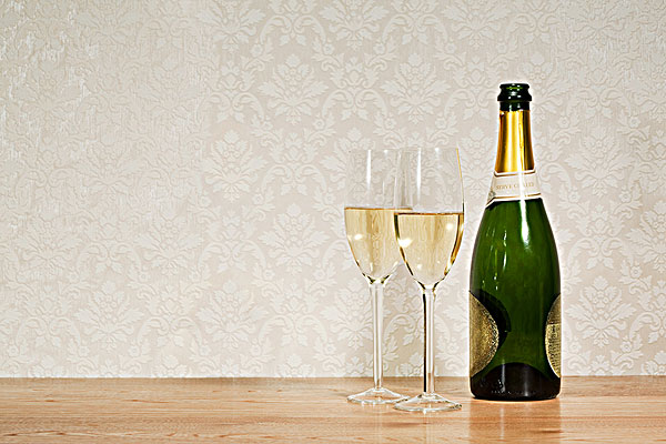 香槟酒瓶,两个,玻璃杯