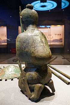 云南省昆明市博物馆馆藏汉代执伞铜跪俑及伞盖
