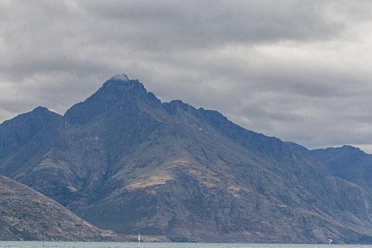山峰,瓦卡蒂普湖
