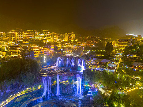 芙蓉镇的雪景,悬挂在瀑布上的千年古镇