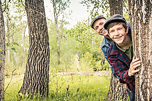 男孩,男人,树林,戴着,平顶帽,偷窥,室外,后视图,树,微笑