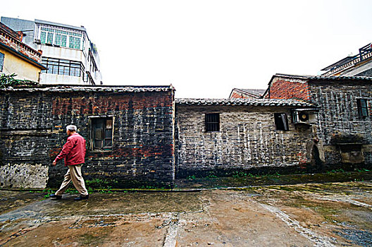 老房子,旧建筑,老人,锻炼身体,白发,行走,散步,中国,小巷,街道