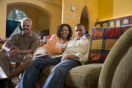 肖像,美国黑人,家庭,坐,沙发,客厅
