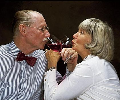 老年,夫妻,一对,男人,女人,葡萄酒杯,红酒,酒