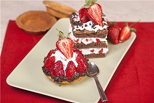 草莓,水果馅饼,巧克力草莓,蛋糕,盘子