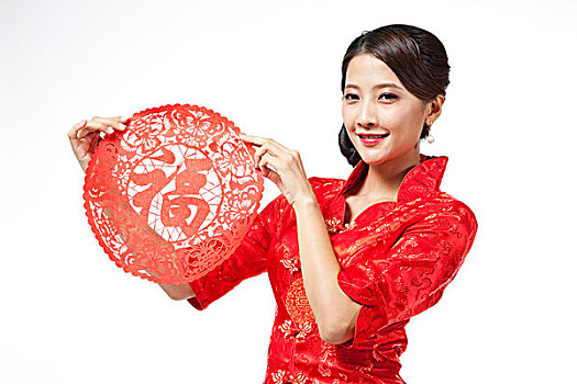 棚拍身穿中国传统服装的年轻女人和剪纸福字