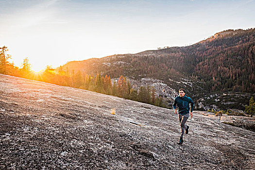 男人,跑,岩石上,表面,日落,优胜美地国家公园,加利福尼亚,美国