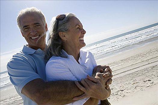 老年,夫妻,搂抱,海滩