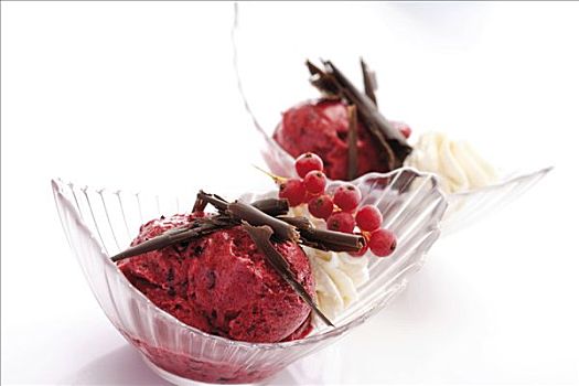 玻璃碗,树莓果汁冰糕,巧克力,醋栗