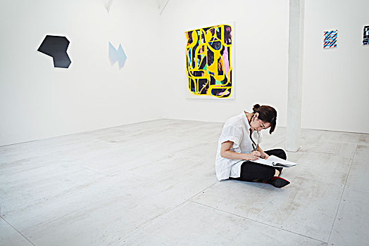 女人,黑发,穿,白衬衫,坐在地板上,画廊,笔,纸