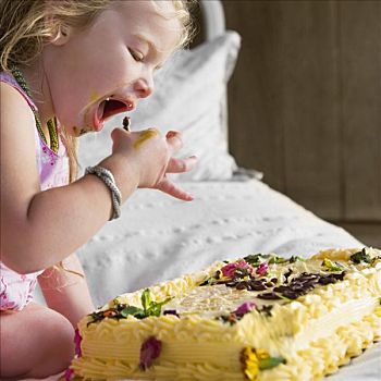 女婴,吃,生日蛋糕