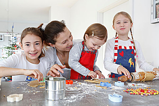 女孩,母亲,厨房操作台,制作,饼干,微笑