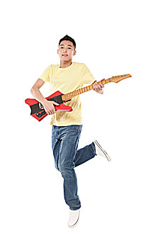 充满活力的年轻人弹吉他