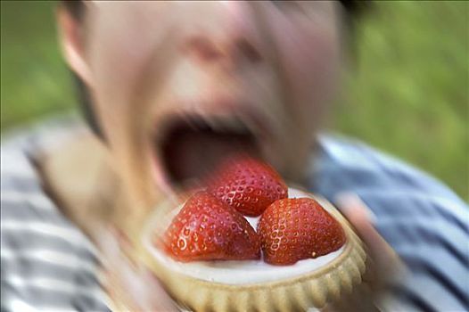 女人,吃,草莓蛋糕