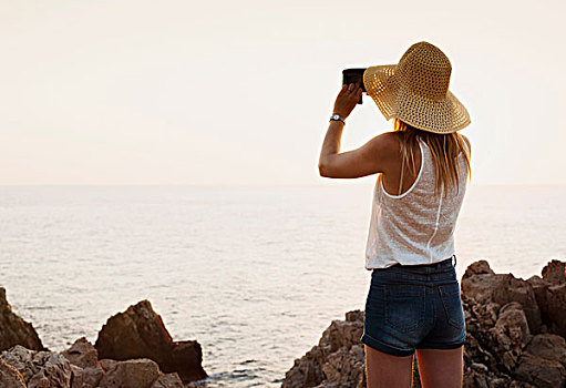 后视图,女人,看,海洋,双筒望远镜,米诺卡岛,西班牙