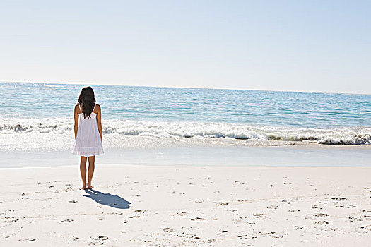 黑发,白人,太阳裙,走,海滩