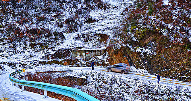 冬日景美难赏尽,冬日,美景,雪,雪山,雾,山水,树,险峻,山峰,陶泽祥摄,高速公路,特大桥,村庄