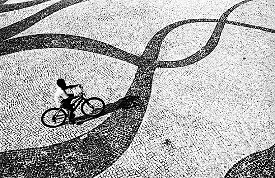 男孩,推,自行车,图案,鹅卵石,地面,里斯本,葡萄牙
