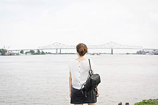 后视图,女人,看,新奥尔良,桥,密西西比河,法国区,路易斯安那,美国