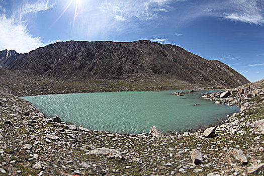 高山蓝色心湖