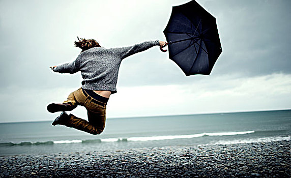 后视图,男人,拿着,伞,跳跃,海滩,海洋,半空