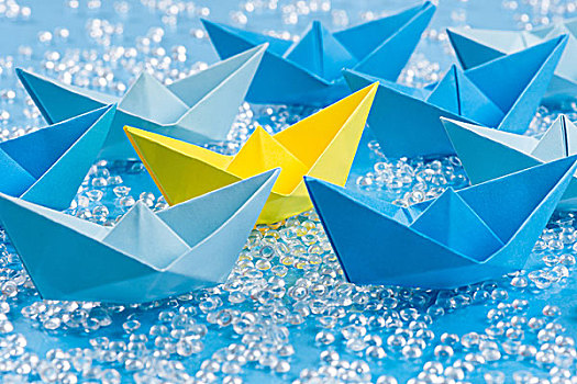 船队,蓝色,折纸,纸,船,蓝色背景,水,背景,围绕,黄色,一个