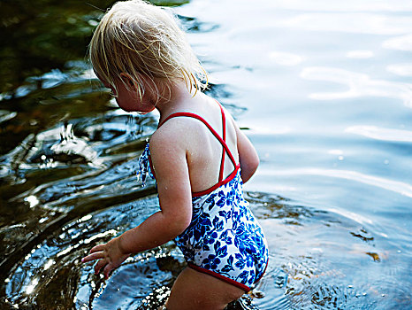 斯堪的纳维亚,瑞典,女孩,2-3岁,站立,湖,特写