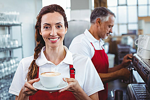 微笑,咖啡师,拿着,一杯咖啡,同事,后面,咖啡