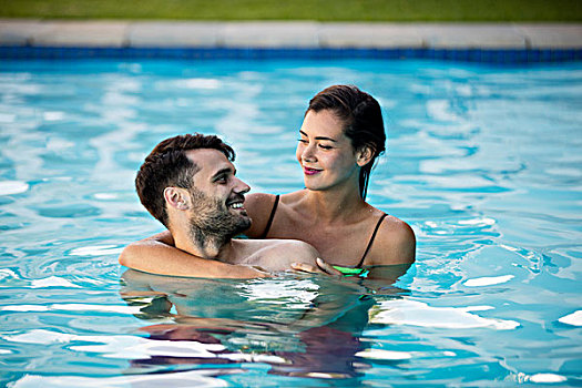 年轻,情侣,搂抱,相互,游泳池,浪漫