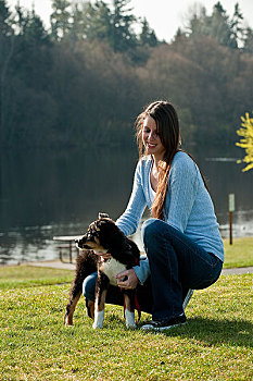 女子和她的小狗在公园