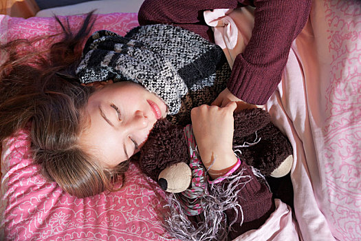 女孩,12岁,睡觉,毛绒玩具