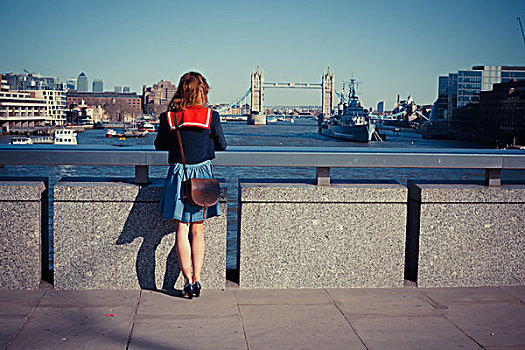 美女,站立,伦敦桥,赞赏,天际线,泰晤士河