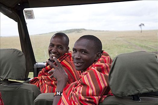 两个,马萨伊,男人,坐,运动型多功能车,微笑,马赛马拉国家保护区,肯尼亚