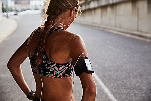 健身,女性,跑步,运动文胸,mp3播放器,袖标,耳机,休息,城市街道