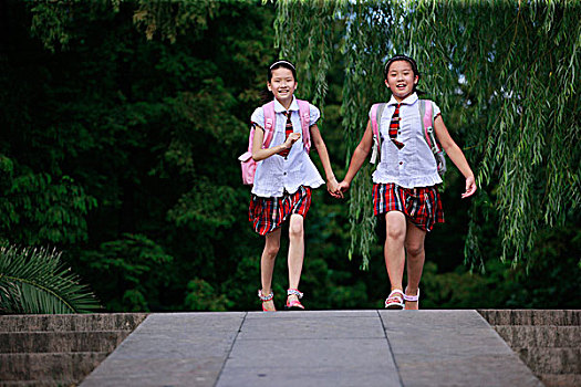 快樂奔跑的小學生