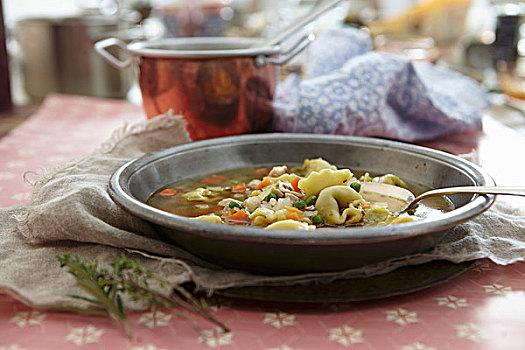 意大利式水饺,汤,蔬菜
