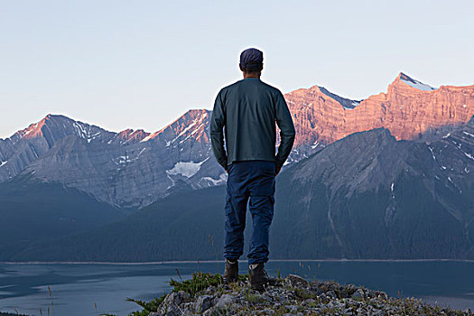 一个,男人,站立,山脊,远眺,湖,落基山,顶峰,卡纳纳斯基斯,艾伯塔省,加拿大
