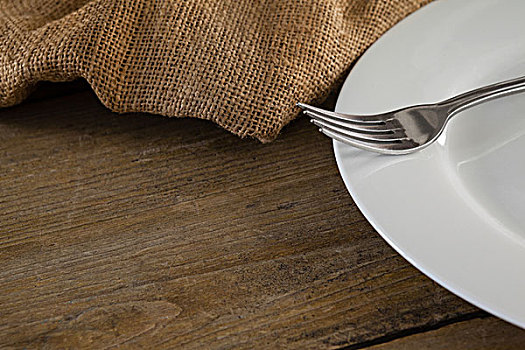白色,盘子,叉子,木桌子,上方