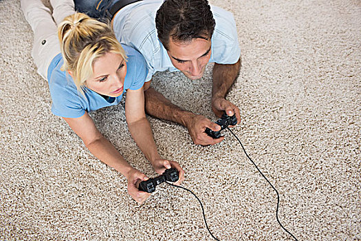 情侣,玩电玩,小地毯,在家