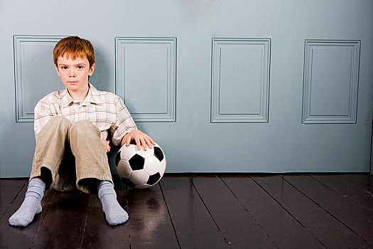 小男孩,坐在地板上,足球